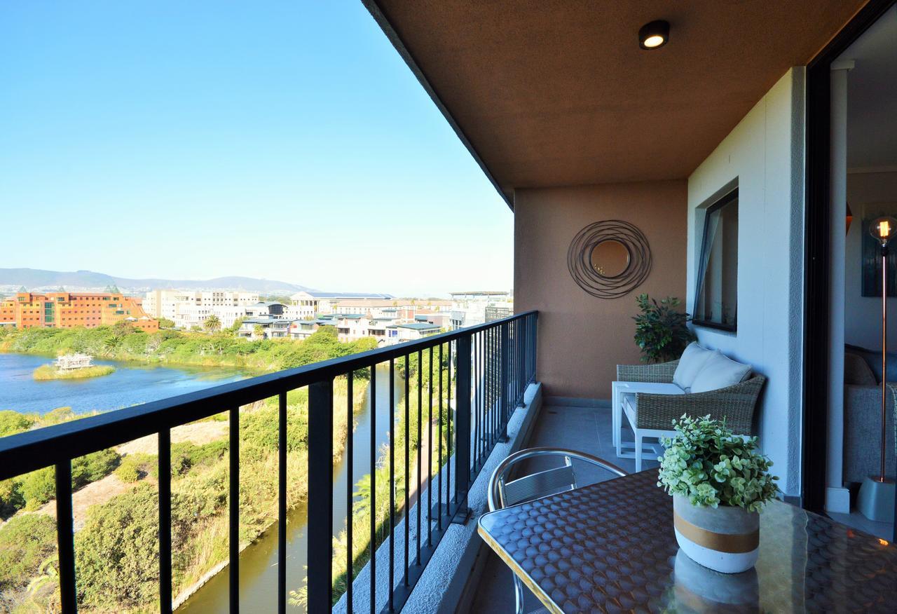 Waters Edge Luxury Apartment